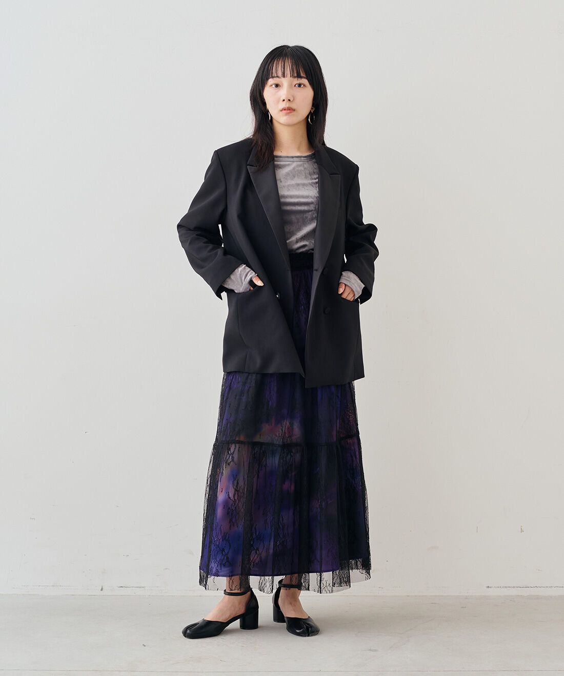 MEDE19F|クラッシュべロア調 トップスの会とクラッシュべロア調 トップスの会と花プリントとレースのスカートセット〈ブラック＆パープル〉のコーディネート