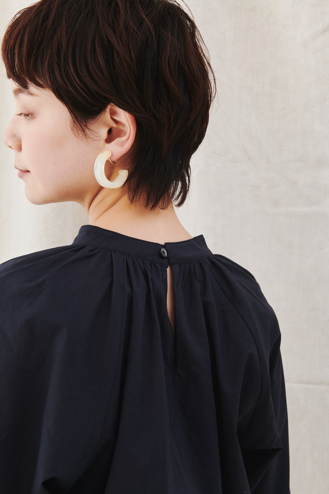 MEDE19F|【WEB限定】MEDE19F　コットンギャザーブラウス〈ネイビー〉