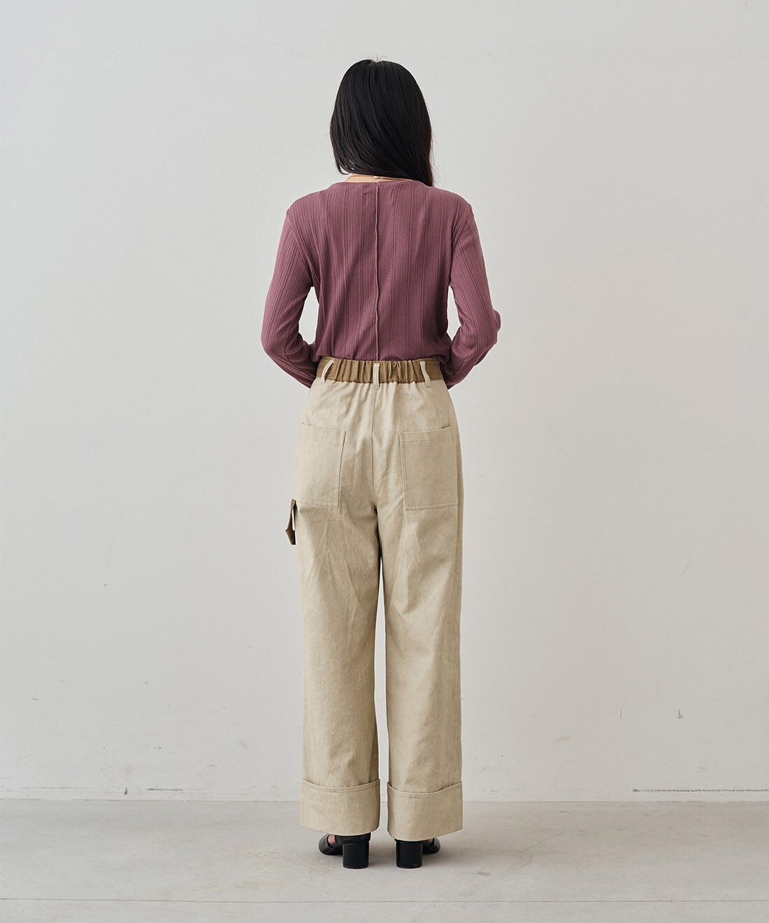 MEDE19F|MEDE19F　ヴィンテージライクチノ素材のワークスラックス〈ベージュ〉|モデル身長：163cm　着用サイズ：M