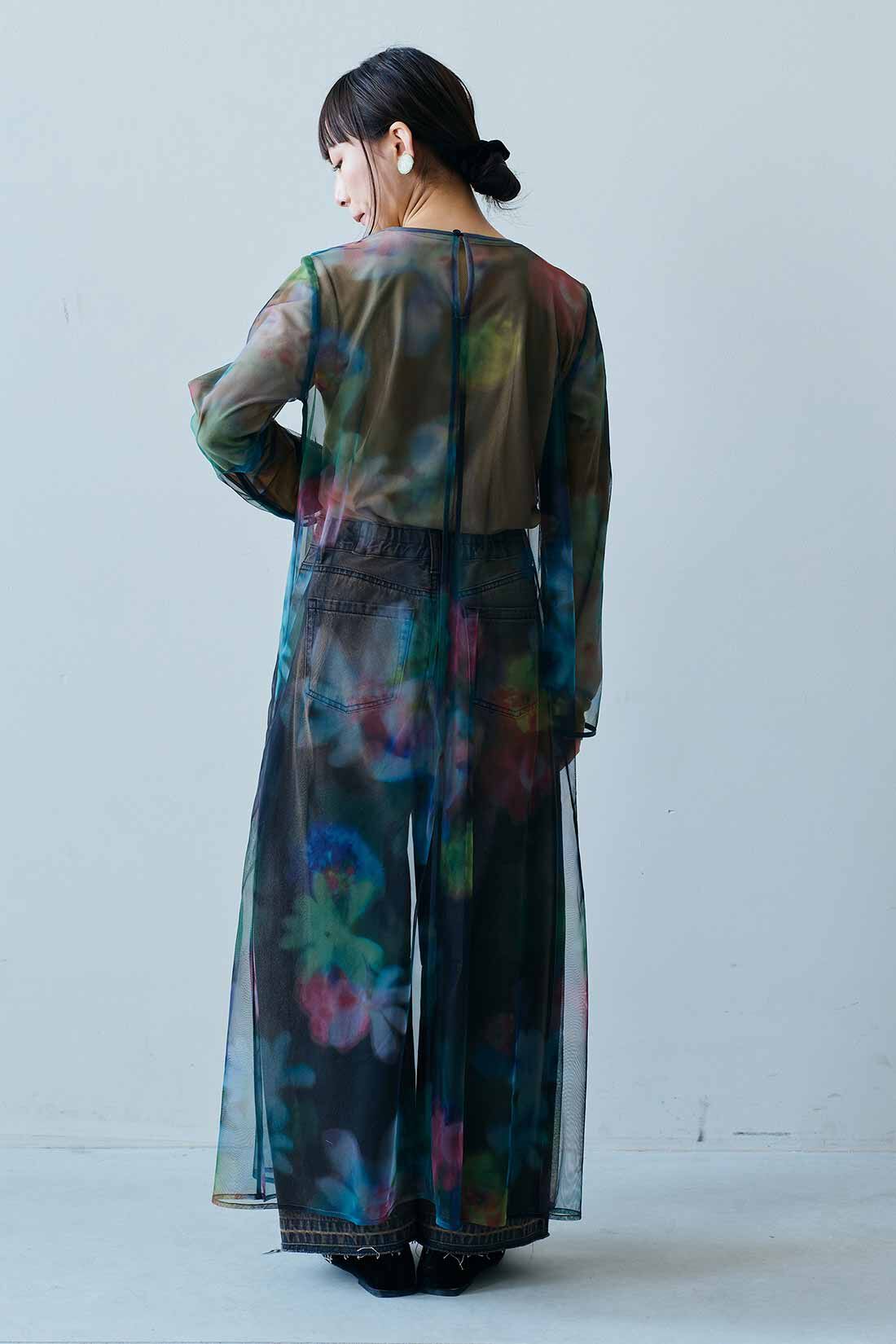 MEDE19F|MEDE19F　花柄のプリントを重ねたシアードレス〈ブラック〉|モデル身長：158cm　着用サイズ：M