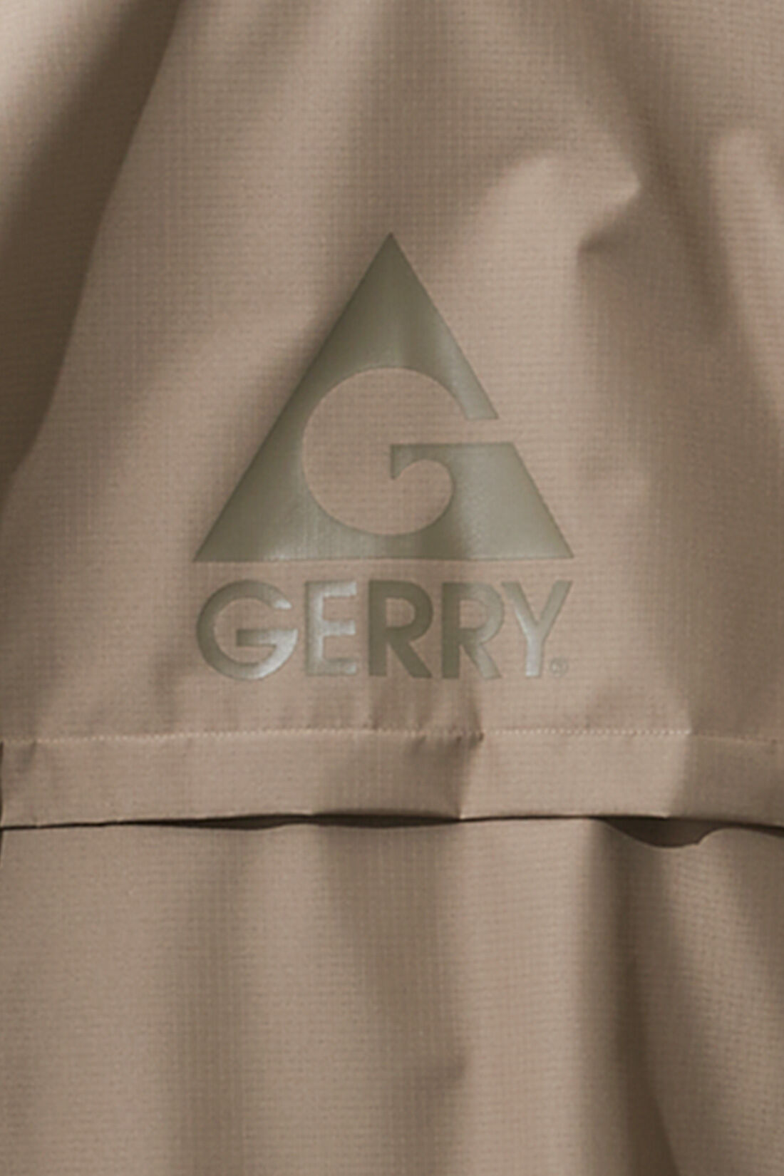 MEDE19F|MEDE19F　GERRY（R） for MEDE19F ベストにもなる撥水ミリタリーブルゾン〈グレージュ〉|背中にプリントしたロゴは、身生地と同系色にすることで、カジュアルになりすぎないように意識しました。