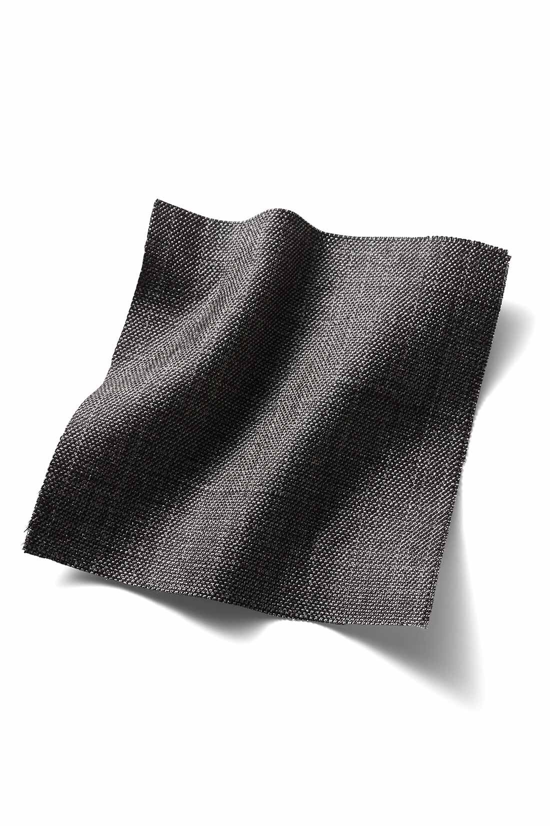 MEDE19F|MEDE19F　シャークスキンのリラックスワイドスラックス〈シルバーチャコールグレー〉|サメの肌のように斜めに細かいジグザグの入った柄織物、シャークスキン素材。毛羽のないクリアな表面感が上品です。