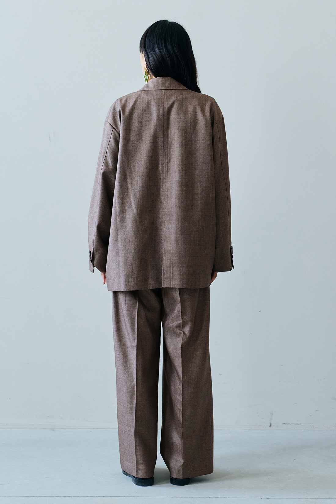 MEDE19F|MEDE19F　シャークスキンのリラックスダブルジャケット〈グレーベージュ〉|モデル身長：163cm　着用サイズ：M