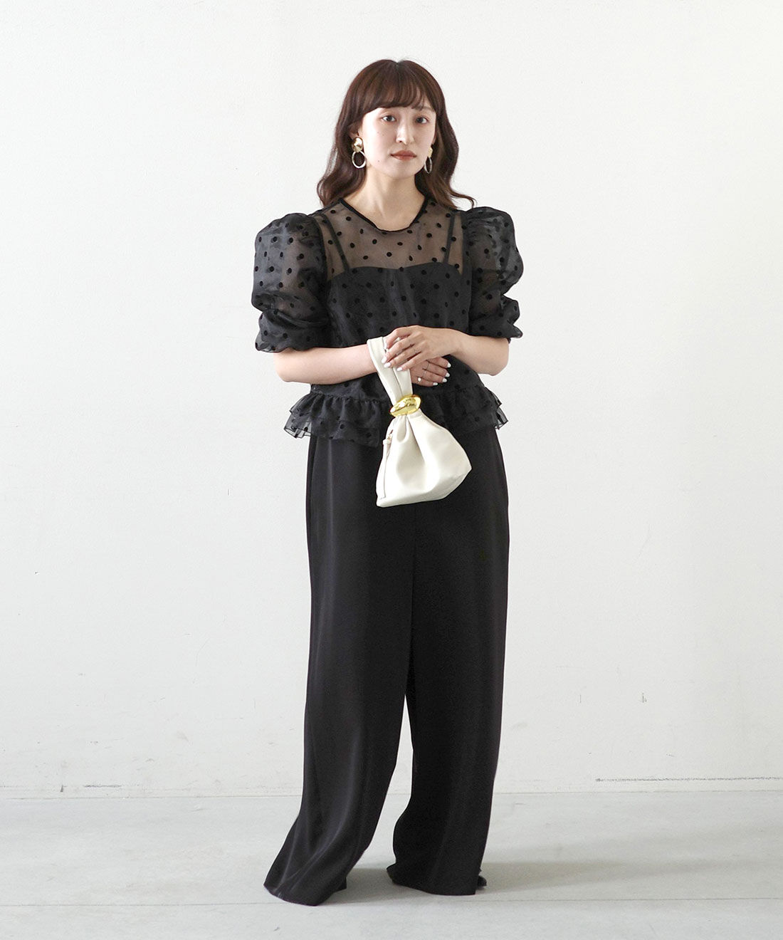 MEDE19F|フロッキードット オーガンジートップス〈ブラック〉のコーディネート|モデル身長： 156cm　Mサイズ着用