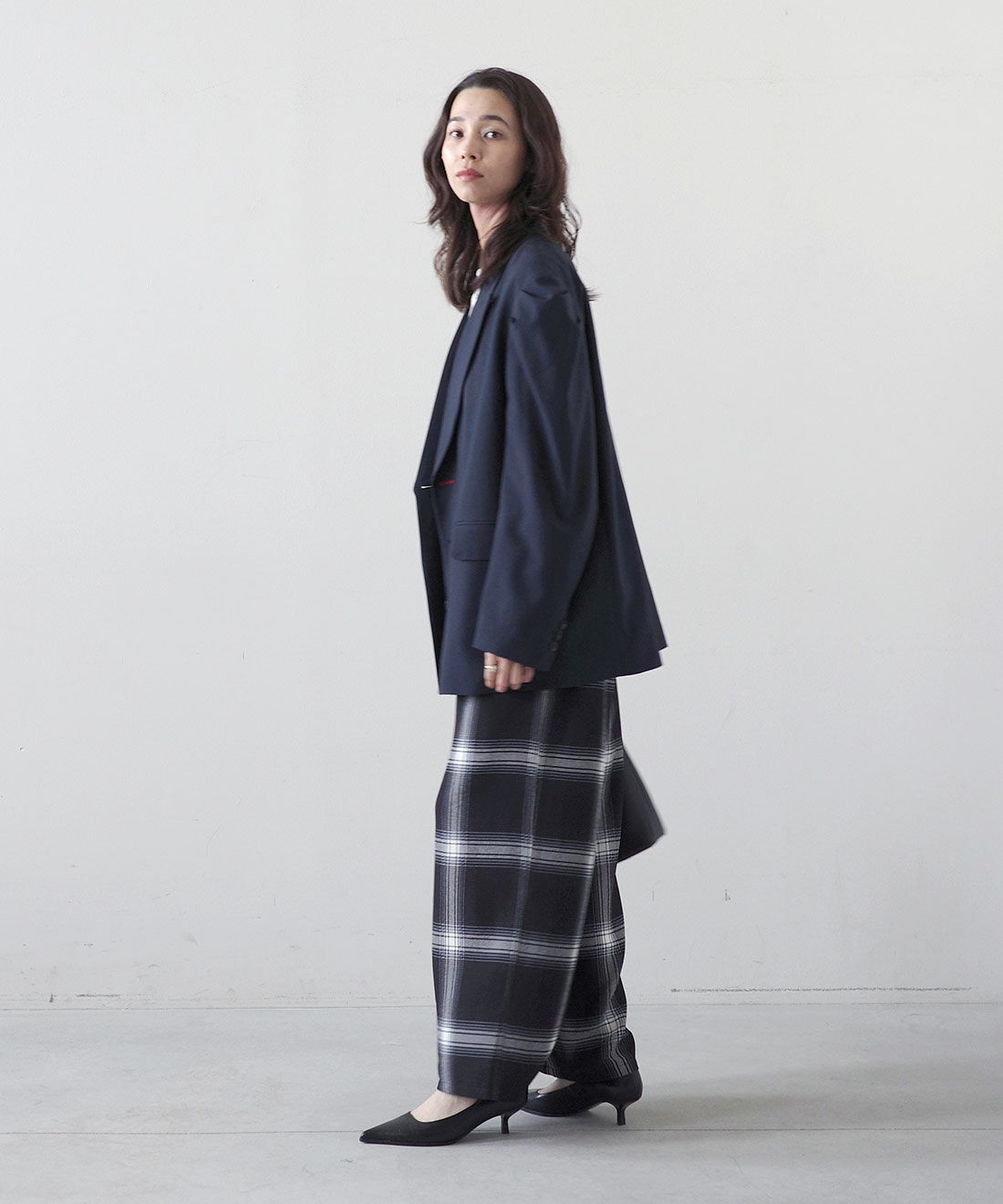 MEDE19F [メデ・ジュウキュウ]|クラッシュべロア調 トップスの会とクラッシュべロア調 トップスの会とラップデザイン プリントチェックパンツ〈ブラック〉のコーディネート|モデル身長： 168cm　Mサイズ着用