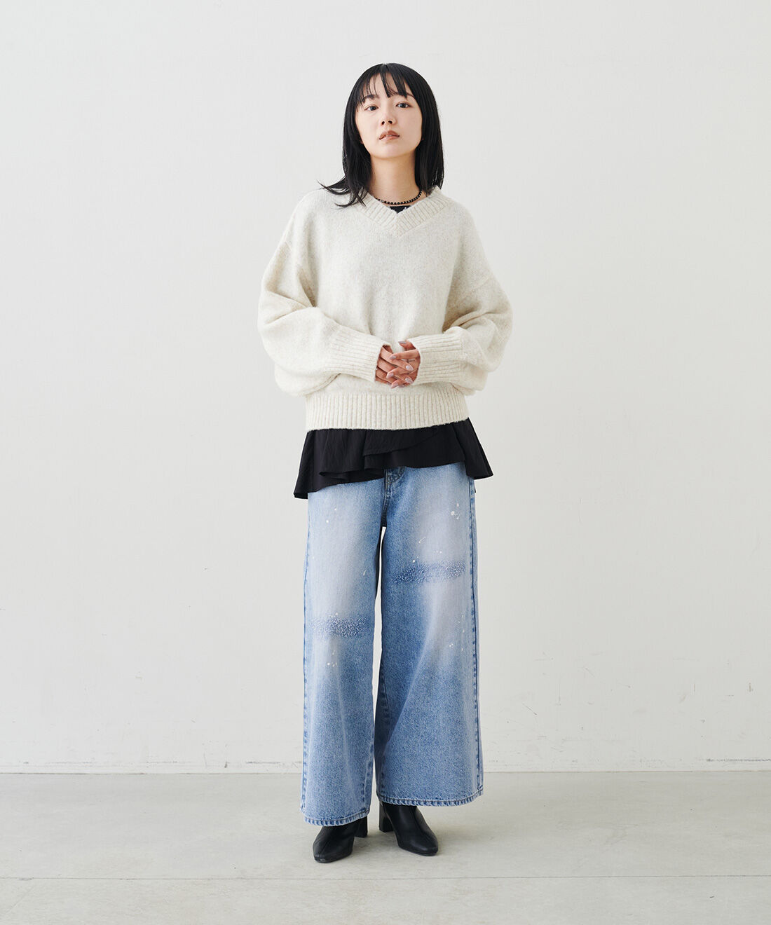 MEDE19F|バラクラバとVネックニット〈オフホワイト〉とラッフルペプラム ドッキングトップスとラッフルペプラム ドッキングトップスのコーディネート|モデル身長：163cm　着用サイズ：M