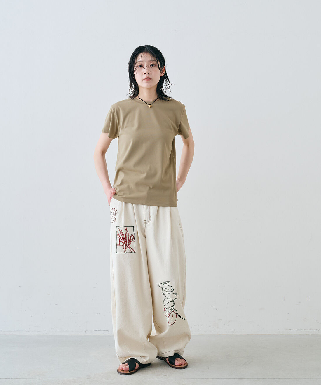 MEDE19F|汗じみ軽減＆接触冷感 大人感こなれTシャツと汗じみ軽減＆接触冷感 大人感こなれTシャツとアート刺繍をほどこした ワイドパンツ〈生成り〉のコーディネート