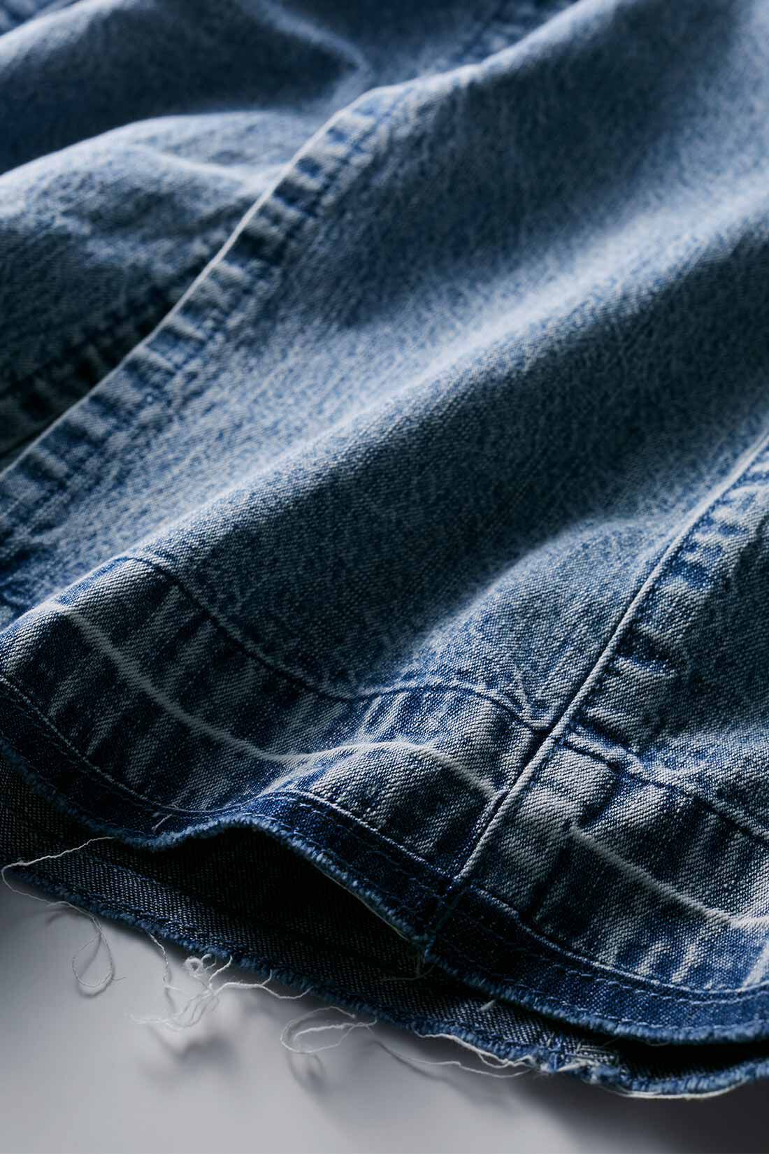 MEDE19F|MEDE19F　レスウォーターで加工したアンティーク調デニムキャミワンピース〈フェードブルー〉|綿麻特有のシャリ感のあるデニム。環境にやさしいレスウォーターで、ケミカルウォッシュ風に色を落としました。