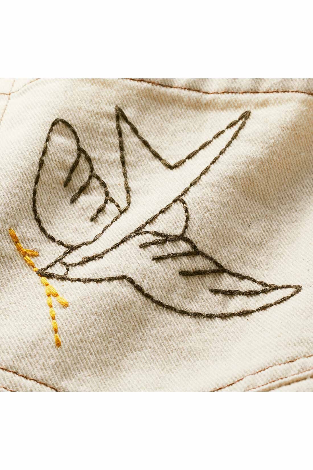 MEDE19F|MEDE19F　刺繍とプリントにこだわったバレルパンツ〈オフホワイト〉|カスを残した生成りのツイル素材。やわらかく、ざっくりした味わい。