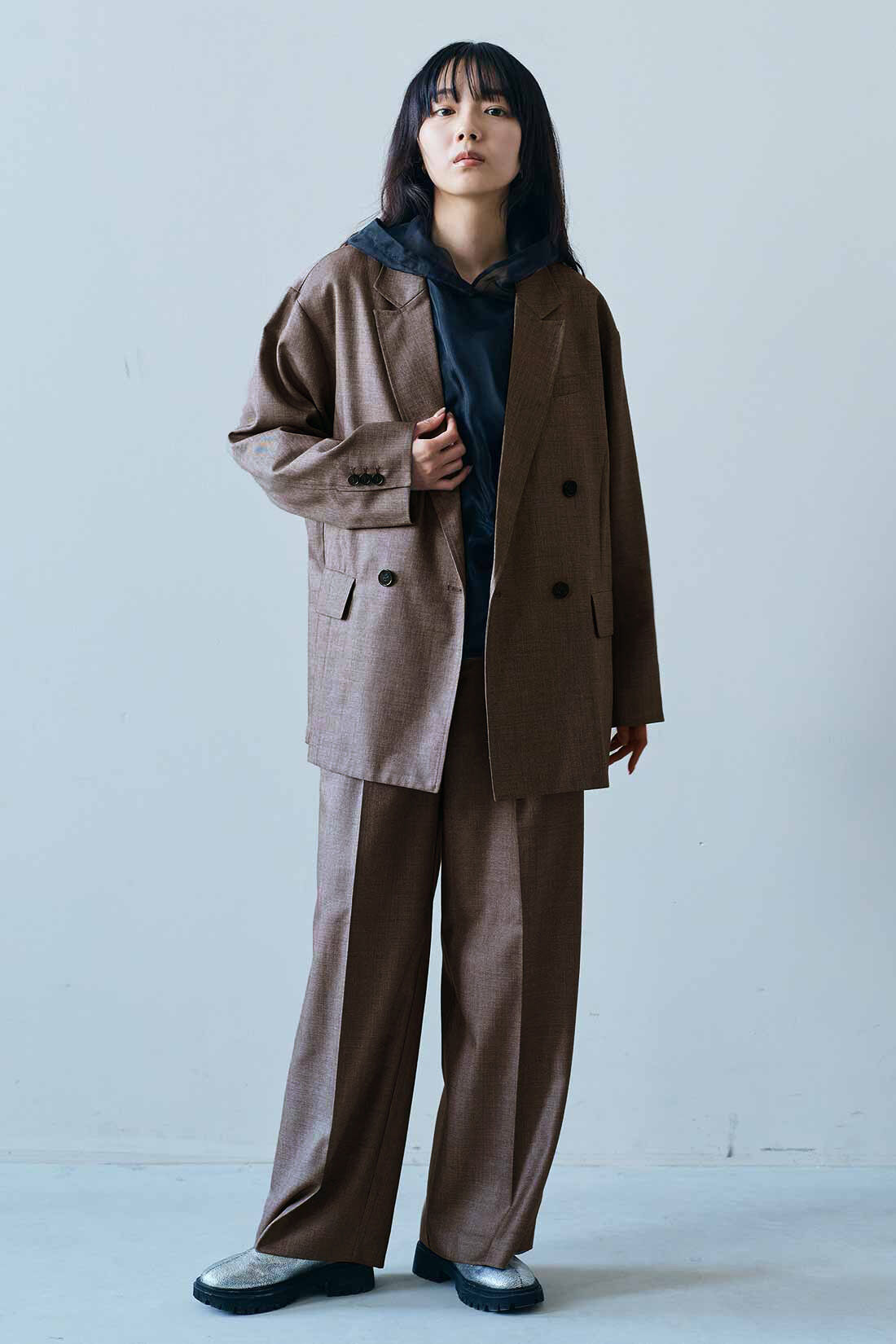 MEDE19F|MEDE19F　シャークスキンのリラックスダブルジャケット〈グレーベージュ〉|モデル身長：163cm　着用サイズ：M
