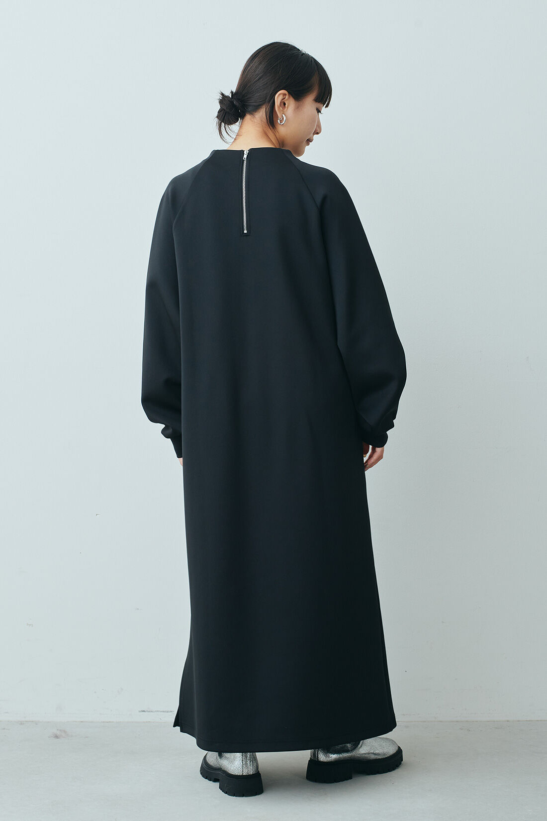 MEDE19F|MEDE19F　ボトルネック ダンボールカットソーワンピース〈ブラック〉|モデル身長：158cm　着用サイズ：M