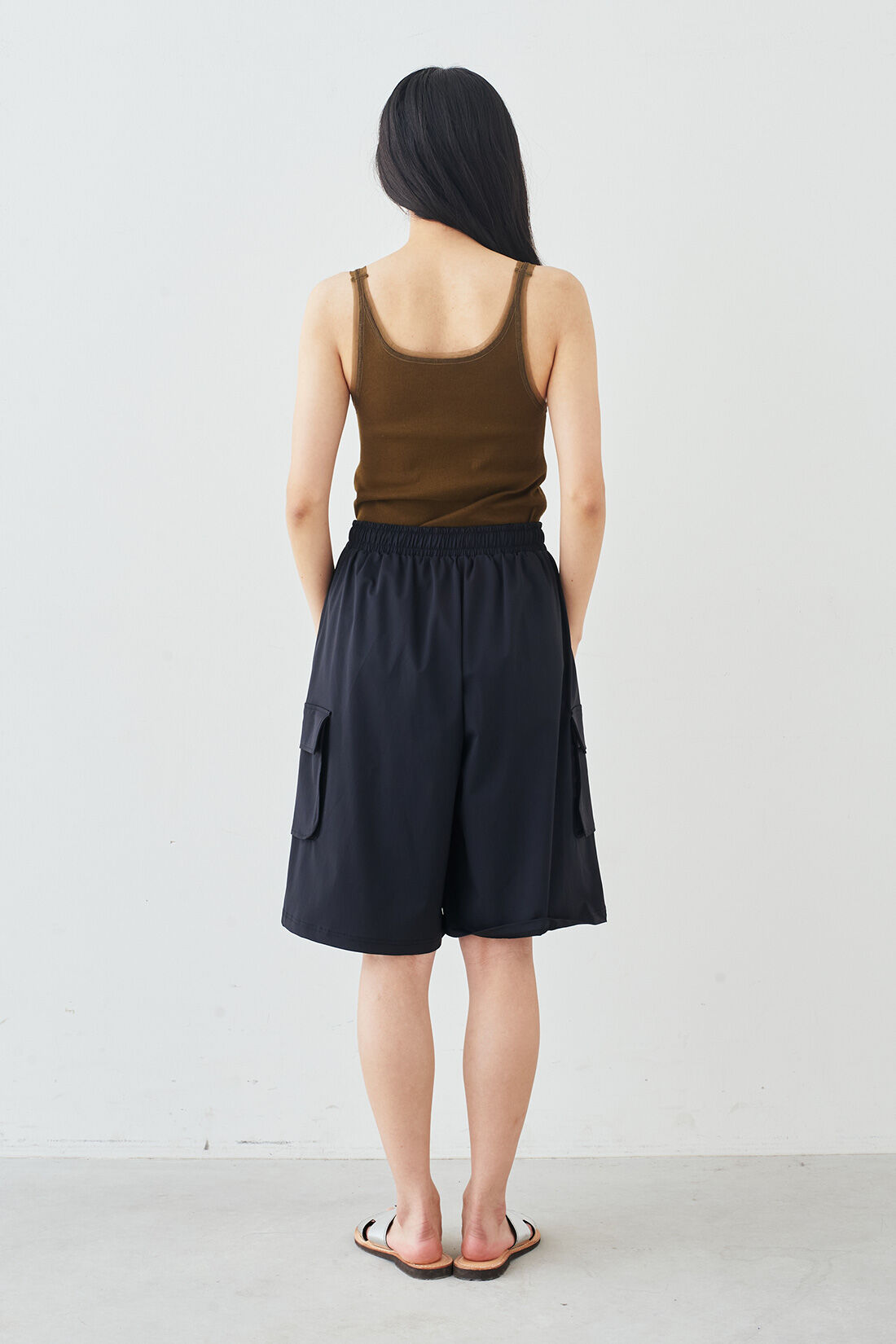 MEDE19F [メデ・ジュウキュウ]|MEDE19F　ラッシュガード素材でつくったミリタリーショーツ〈ブラック〉|モデル身長：163cm　着用サイズ：M