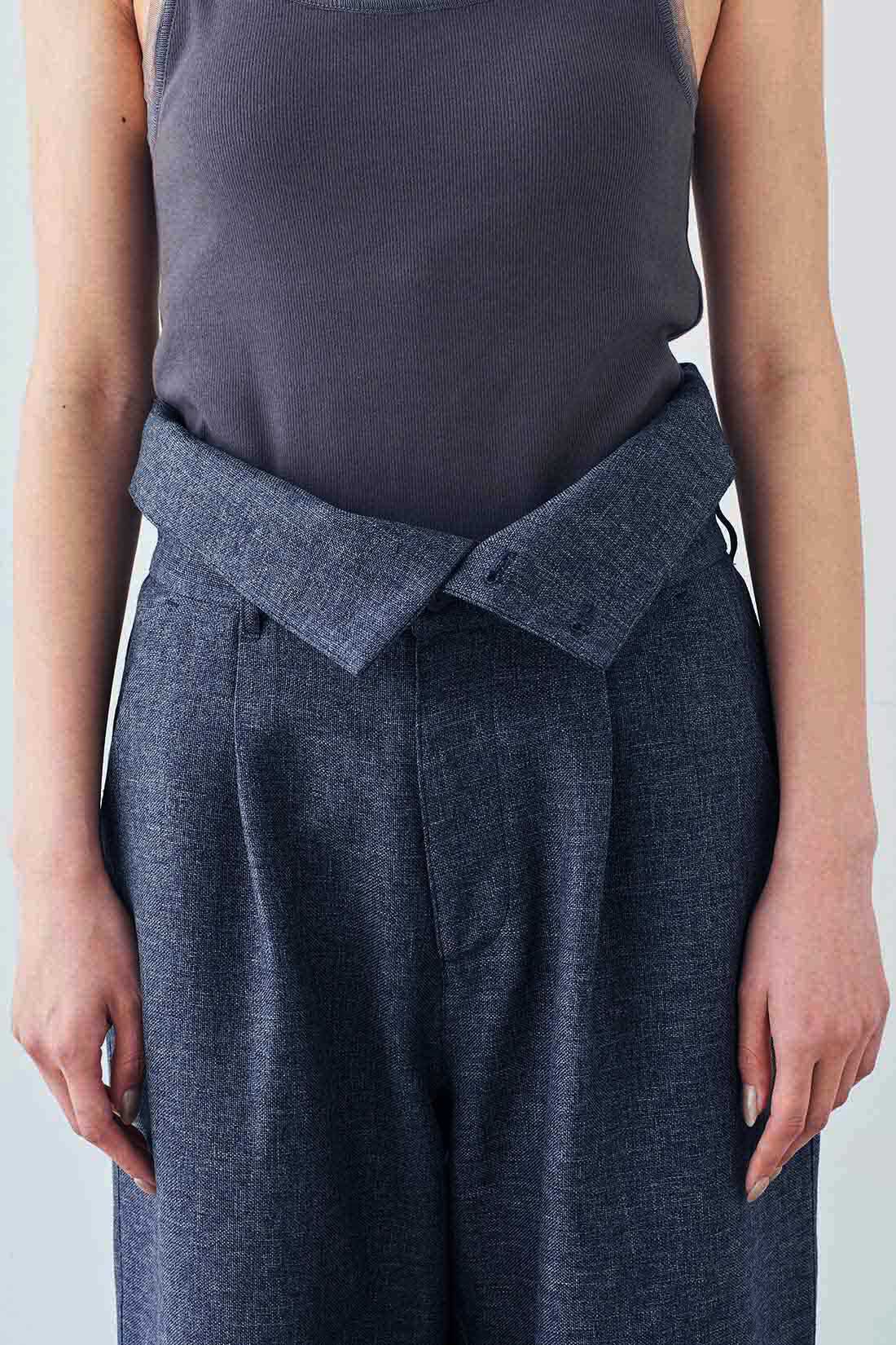 MEDE19F|MEDE19F　リネンライク素材のウエストアクセントパンツ〈グレー〉|ウエストのボタンを開けて折り返せば、また違った印象で楽しめます。