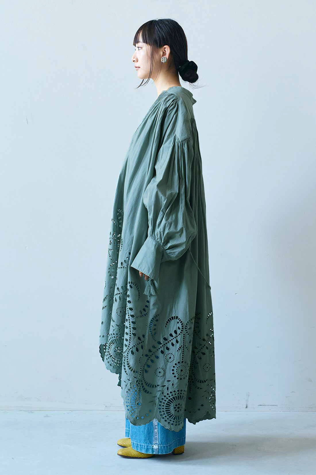 MEDE19F|MEDE19F　〈MADE IN INDIA COLLECTION〉エンブロイダリーコットンワンピース|モデル身長：158cm　着用サイズ：M