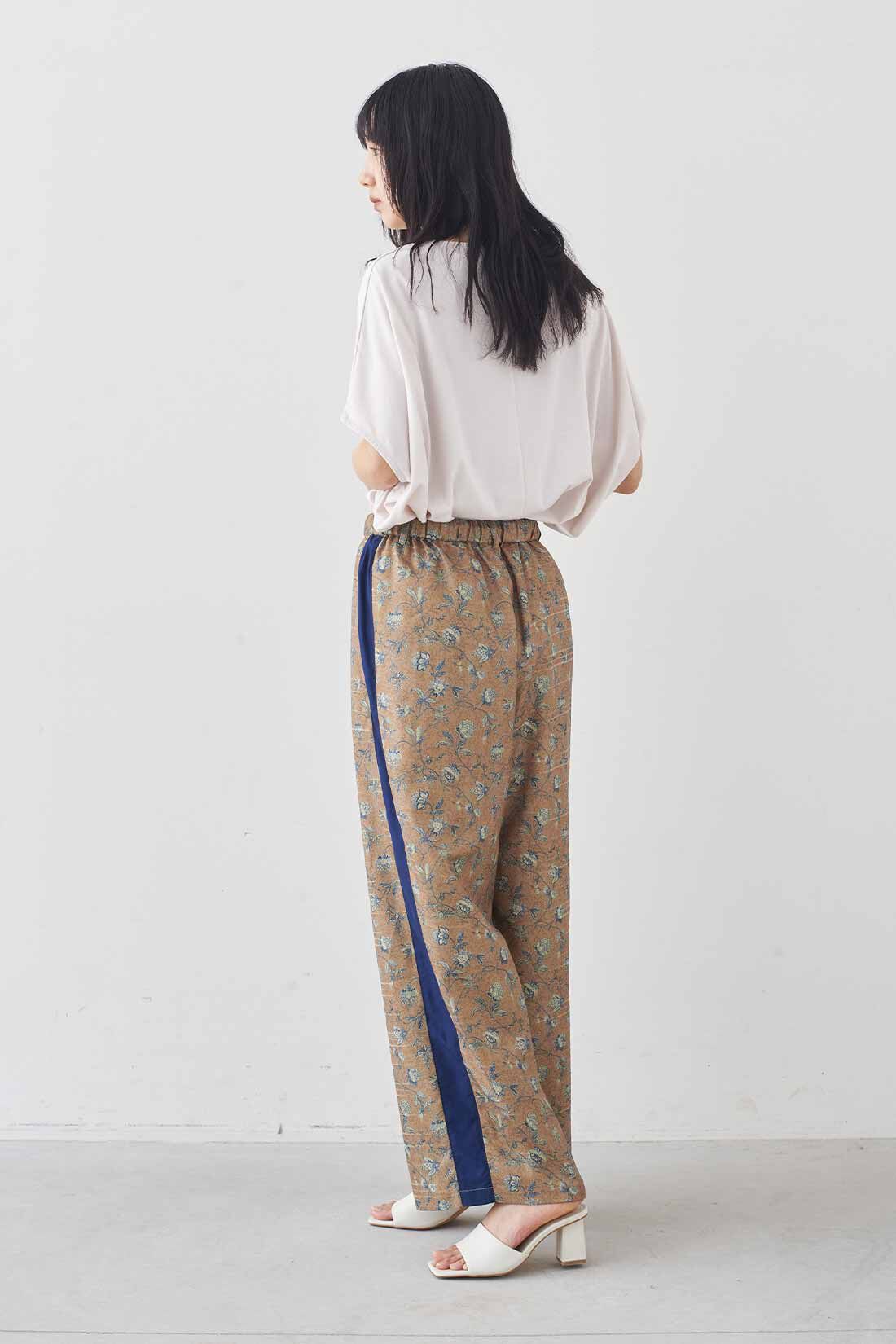 MEDE19F|MEDE19F　ミュルーズモダン〈「ミュルーズ染織美術館」アーカイブコレクション〉サイドラインプリントパンツ〈キャメル〉|モデル身長：163cm　着用サイズ：M