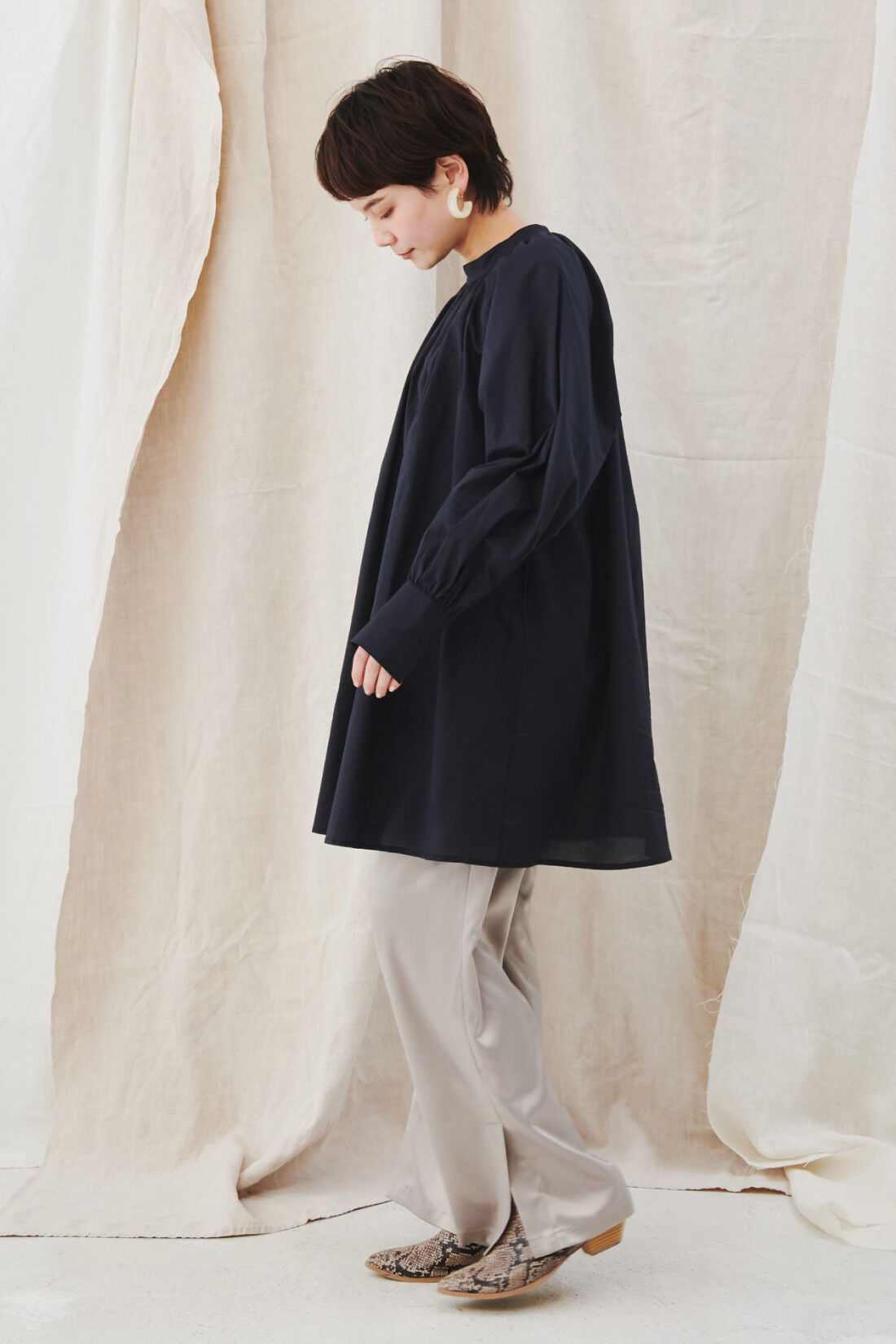 MEDE19F|【WEB限定】MEDE19F　コットンギャザーブラウス〈ネイビー〉|モデル身長：157cm