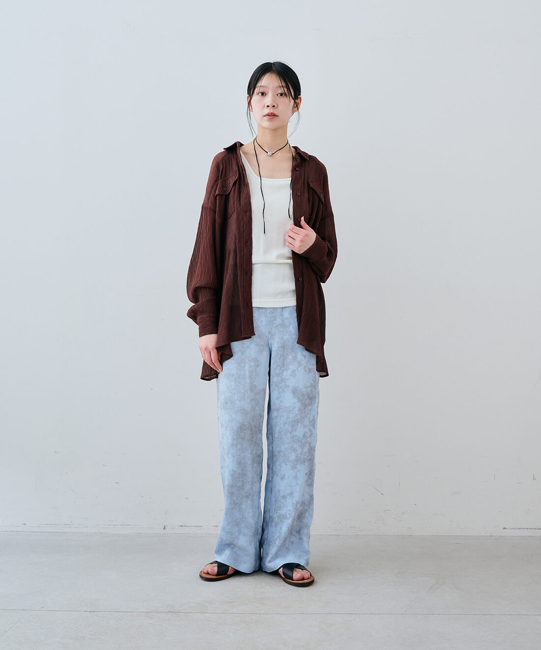 フェリシモファッションニュース|シアーウエスタンシャツ〈ブラウン〉とムラ染め調 プリントイージーパンツ〈ライトブルー〉とヴィンテージビーズロングチョーカーのコーディネート