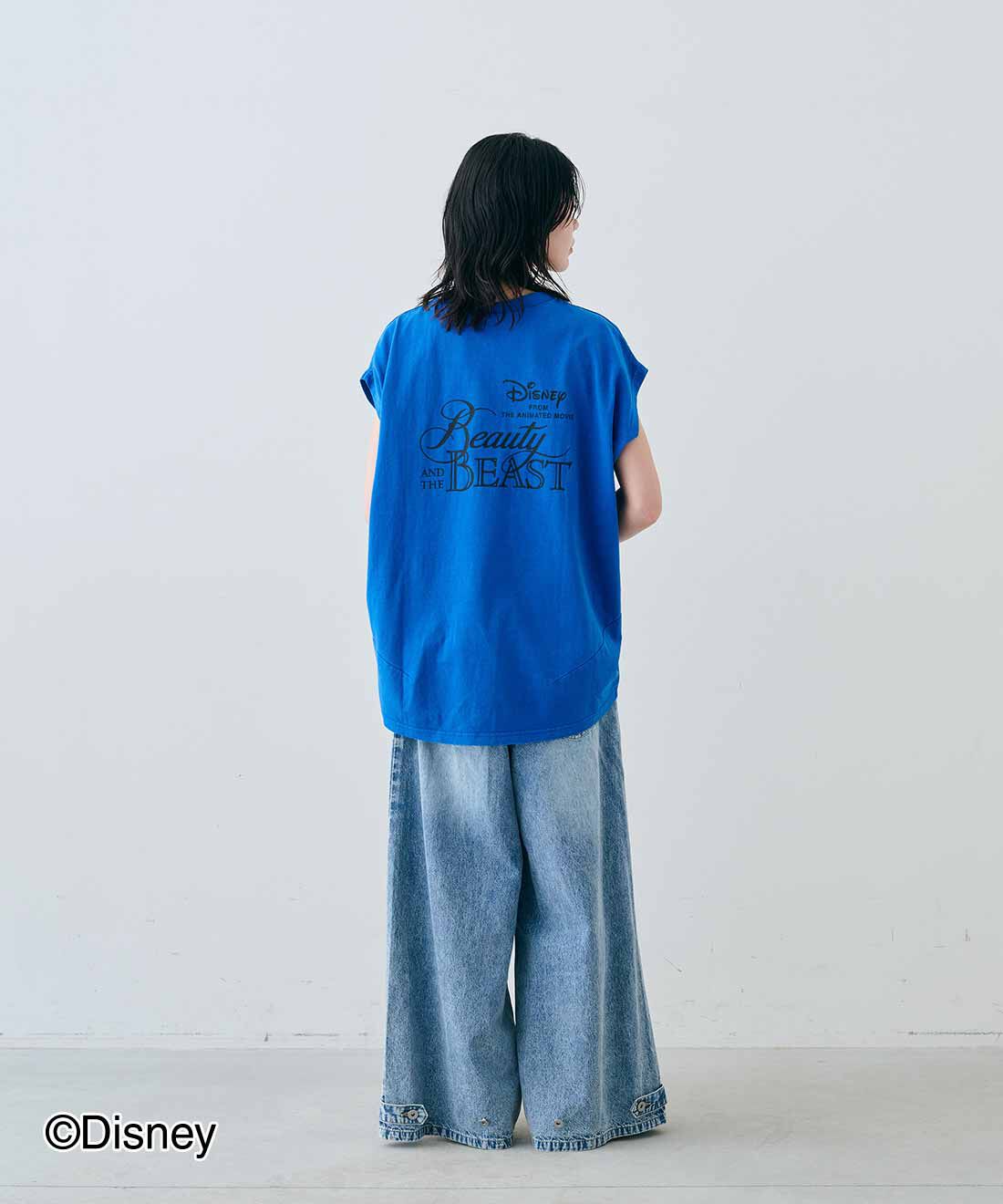 フェリシモファッションニュース|【Disney】古着屋でみつけたようなノースリーブTシャツ〈美女と野獣〉とレスウォーターの麻混タックワイドデニムパンツのコーディネート