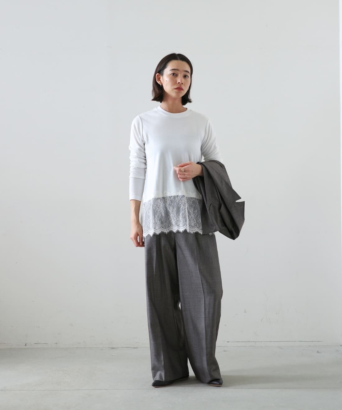 MEDE19F|シャークスキンのリラックスワイドスラックス〈シルバーチャコールグレー〉とヘムレース トップスのコーディネート