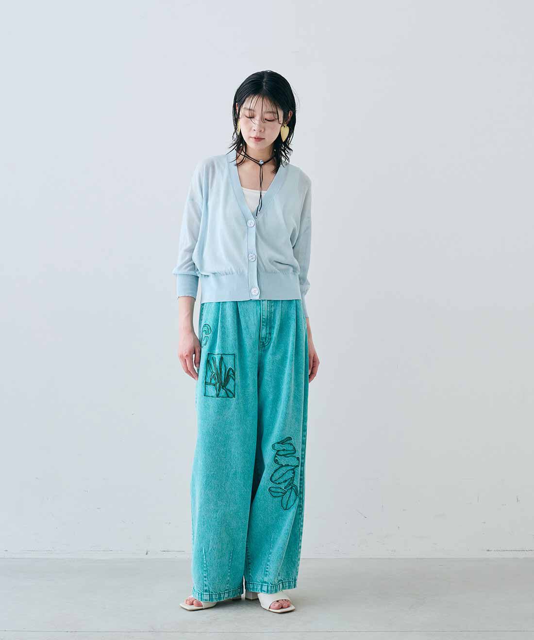 MEDE19F|麻混シアーカーディガンとアート刺繍をほどこした ワイドパンツ〈グリーンケミカル〉とヴィンテージビーズロングチョーカーとヴィンテージトライアングルイヤリングのコーディネート