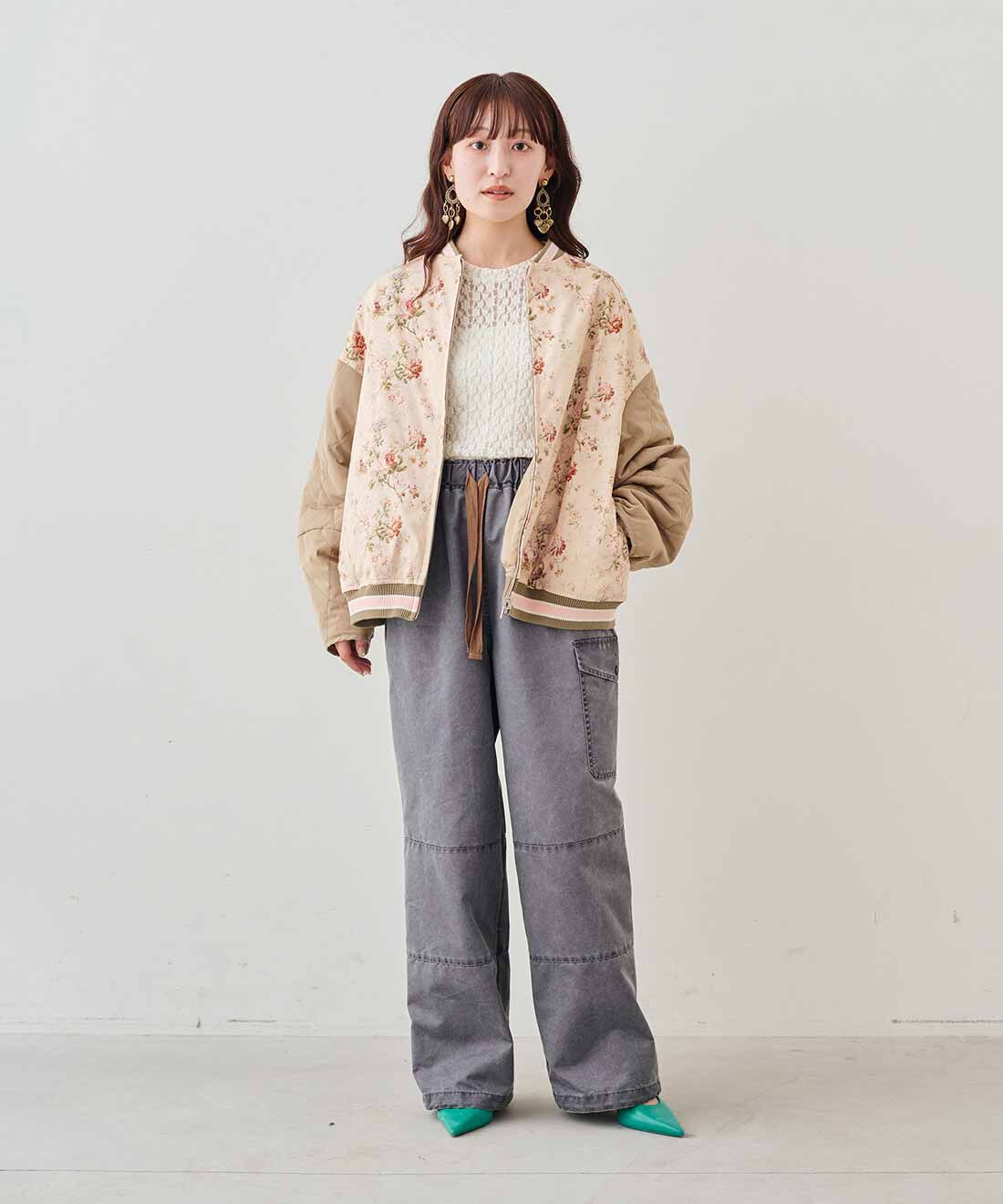 MEDE19F|ミュルーズモダン 中わた入りリバーシブルブルゾン〈ベージュ〉とレース切り替えトップスのコーディネート