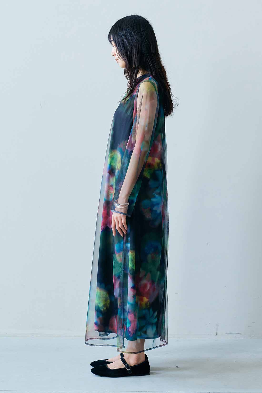 MEDE19F|MEDE19F　花柄のプリントを重ねたシアードレス〈ブラック〉|モデル身長：163cm　着用サイズ：M