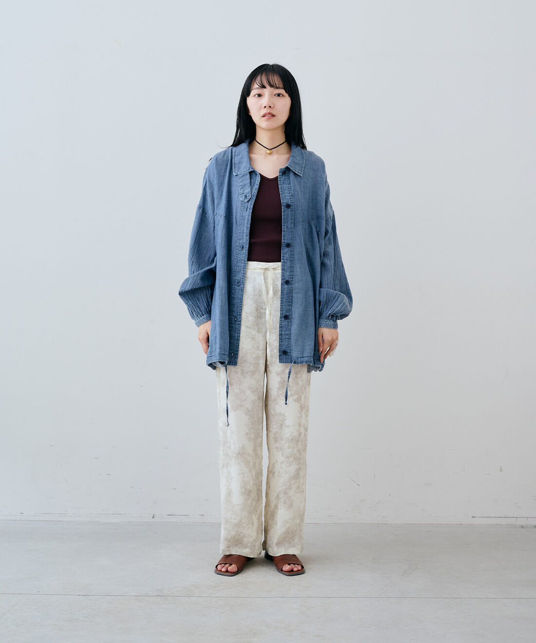 MEDE19F|ムラ染め調 プリントイージーパンツ〈アイボリー〉とヴィンテージハートモチーフベルベットリボンチョーカーのコーディネート|163cm　size：M