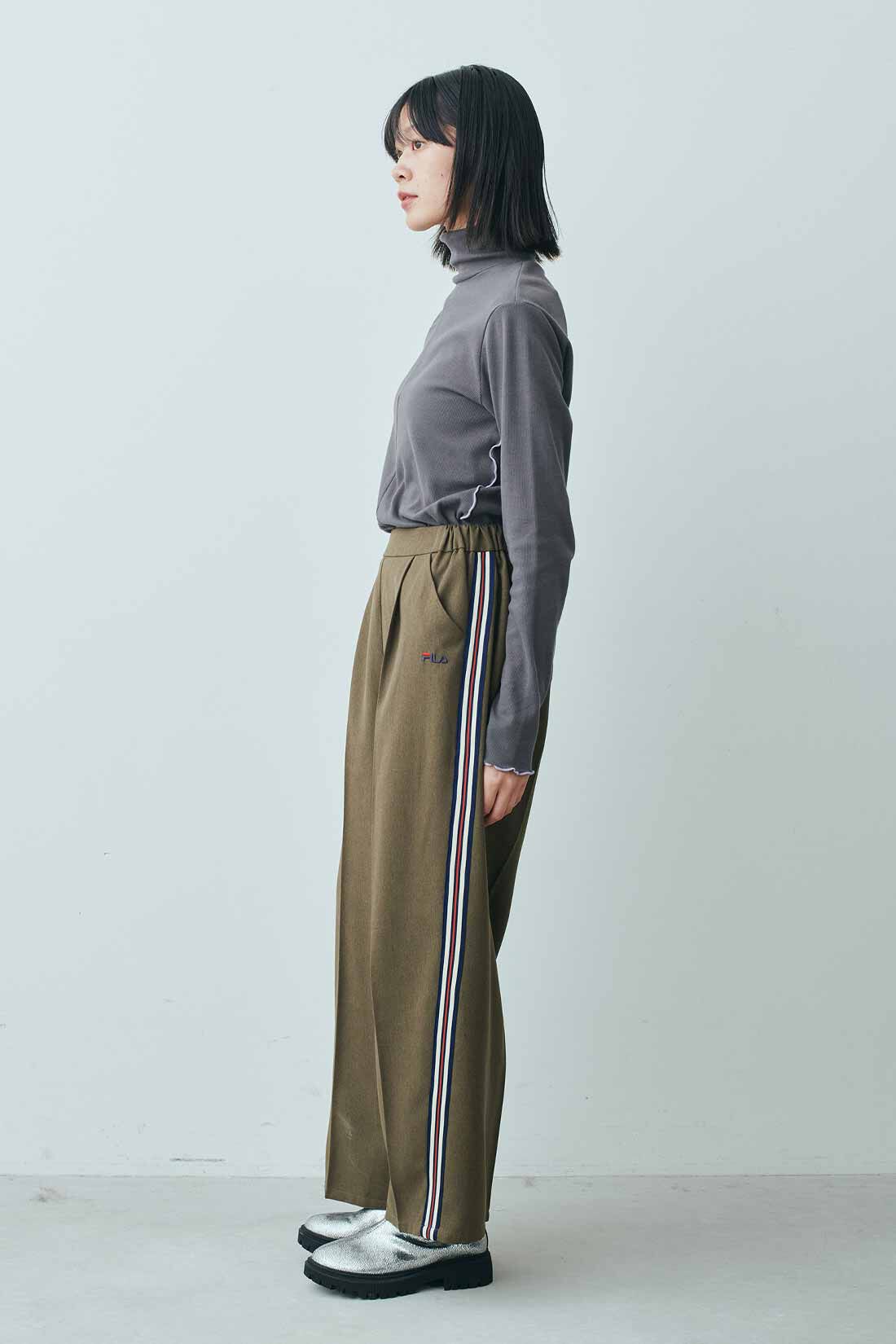 MEDE19F|MEDE19F　FILA for MEDE19F 大人もはけるトラックスラックス〈ミリタリーカーキ〉|モデル身長：163cm　着用サイズ：M