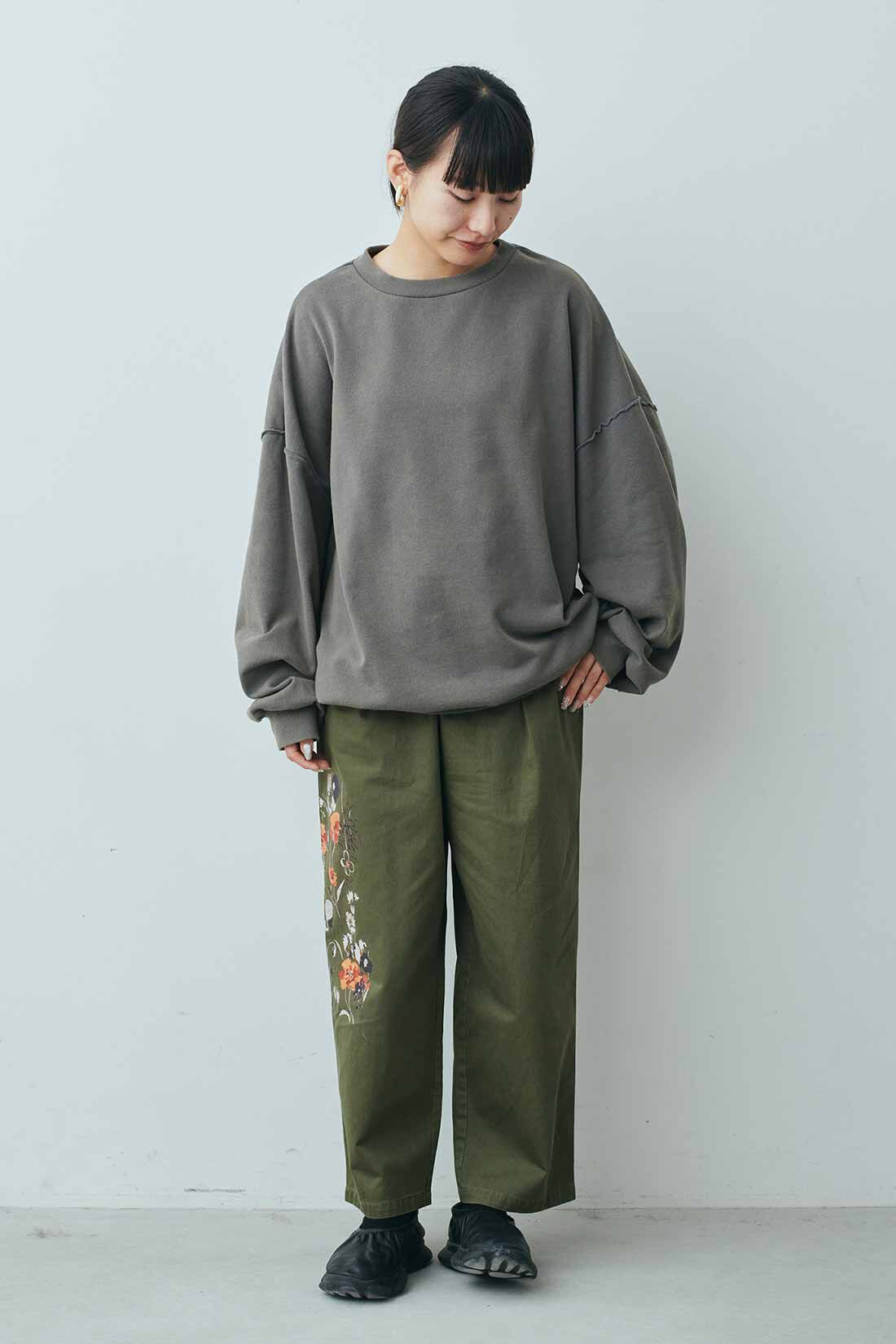 MEDE19F|MEDE19F　ミュルーズモダン〈「ミュルーズ染織美術館」アーカイブコレクション〉フラワーモチーフプリントパンツ〈カーキ〉|モデル身長：158cm　着用サイズ：M