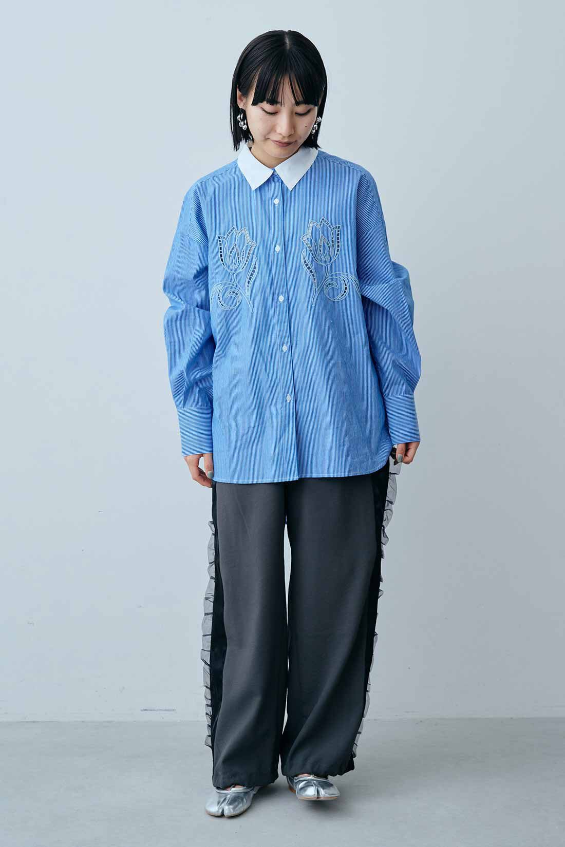 MEDE19F|MEDE19F　カットワーク刺しゅう遣いのクレリックシャツ〈ブルーストライプ〉|モデル身長：158cm　着用サイズ：M