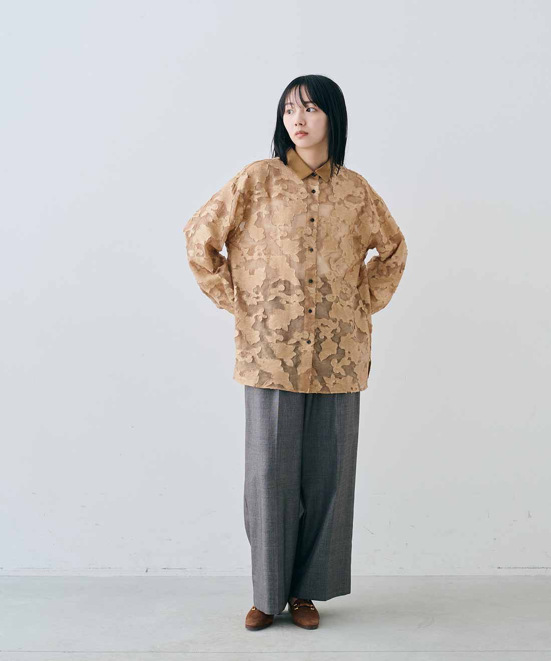 MEDE19F|シャークスキンのリラックスワイドスラックス〈シルバーチャコールグレー〉のコーディネート