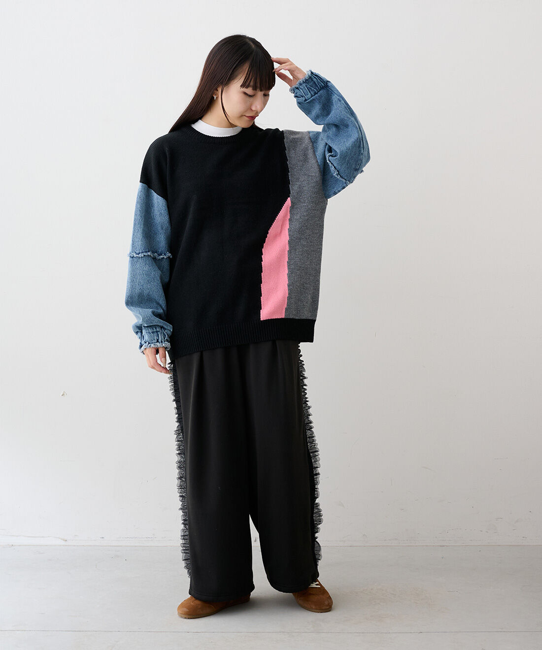 MEDE19F [メデ・ジュウキュウ]|加工デニム スリーブコンビニットの会と配色ライン カラフルネップニットの会のコーディネート