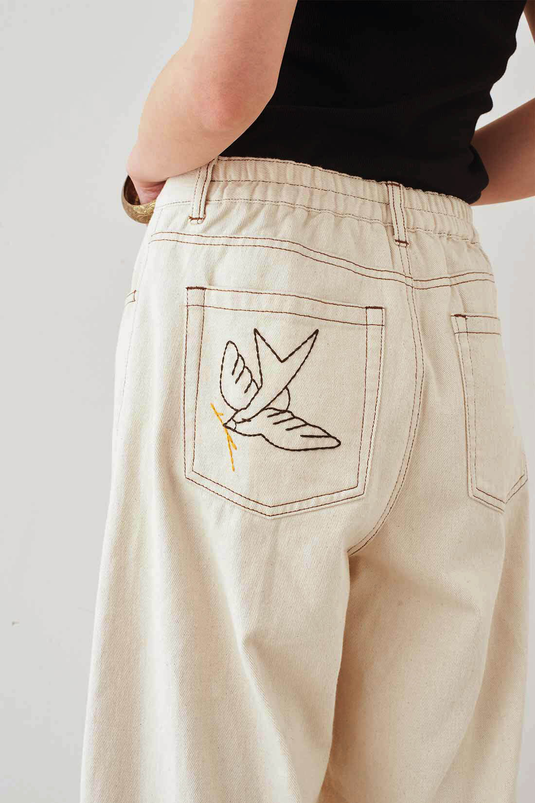 MEDE19F|MEDE19F　刺繍とプリントにこだわったバレルパンツ〈オフホワイト〉