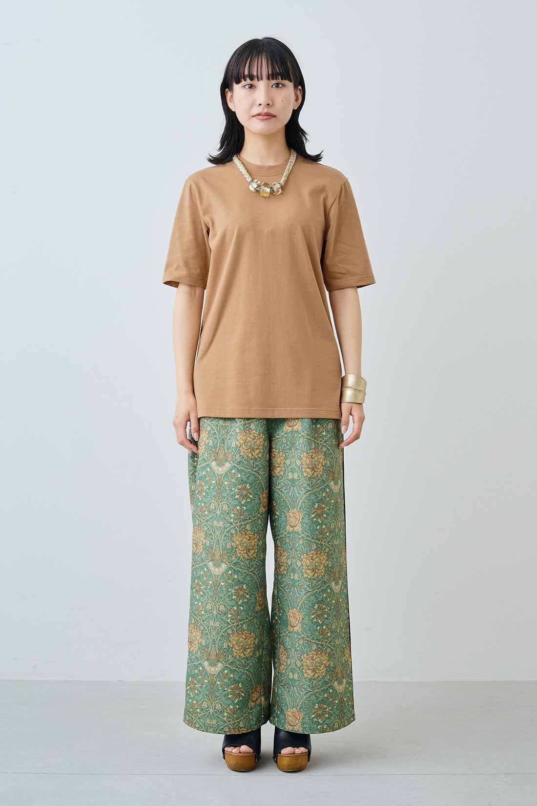 MEDE19F|MEDE19F　〈MORRIS Gallery〉サイドラインパンツ〈グリーン〉|モデル身長：158cm　着用サイズ：M