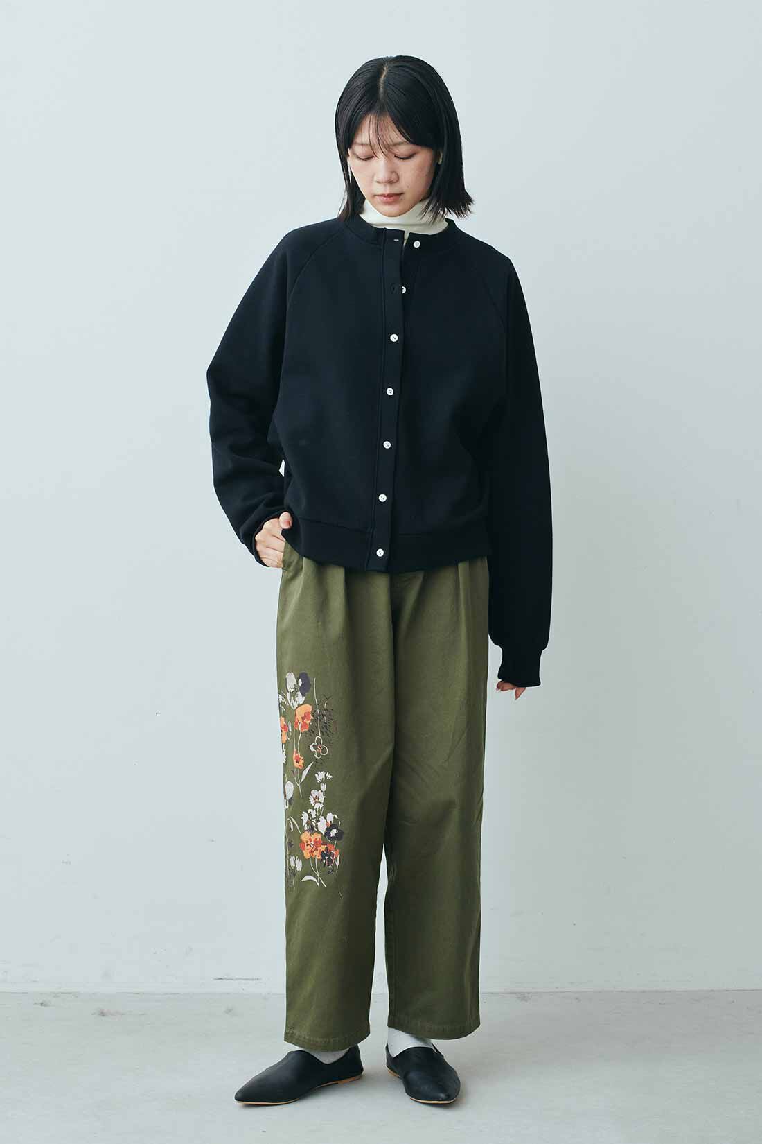 MEDE19F|MEDE19F　ミュルーズモダン〈「ミュルーズ染織美術館」アーカイブコレクション〉フラワーモチーフプリントパンツ〈カーキ〉|モデル身長：163cm　着用サイズ：M