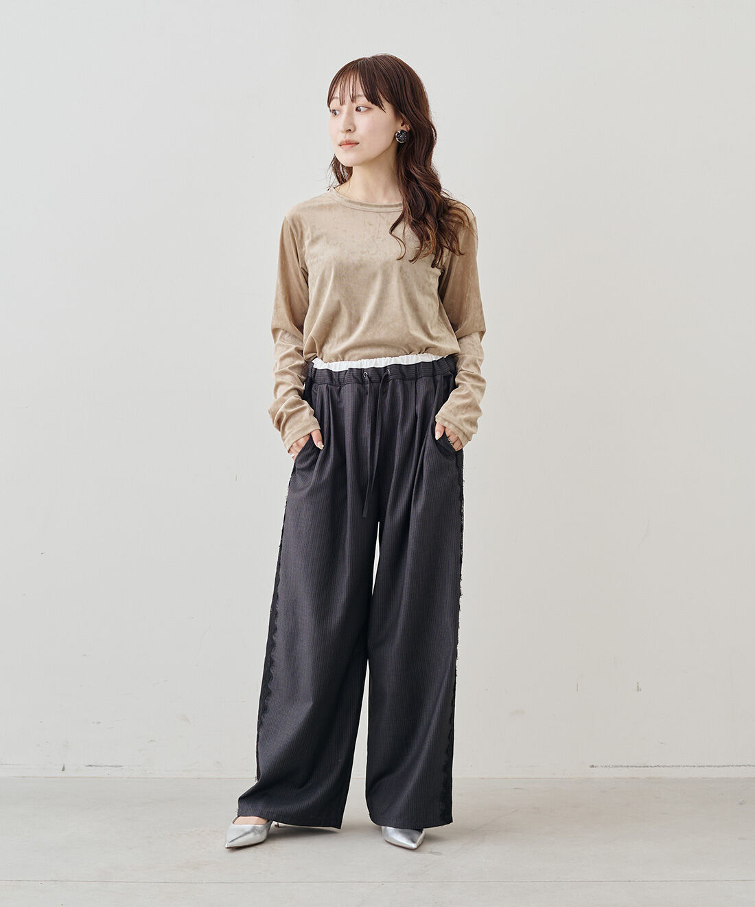 MEDE19F|クラッシュべロア調 トップスの会とチュール ギャザーカフス〈ブラック〉とクラッシュべロア調 トップスの会のコーディネート