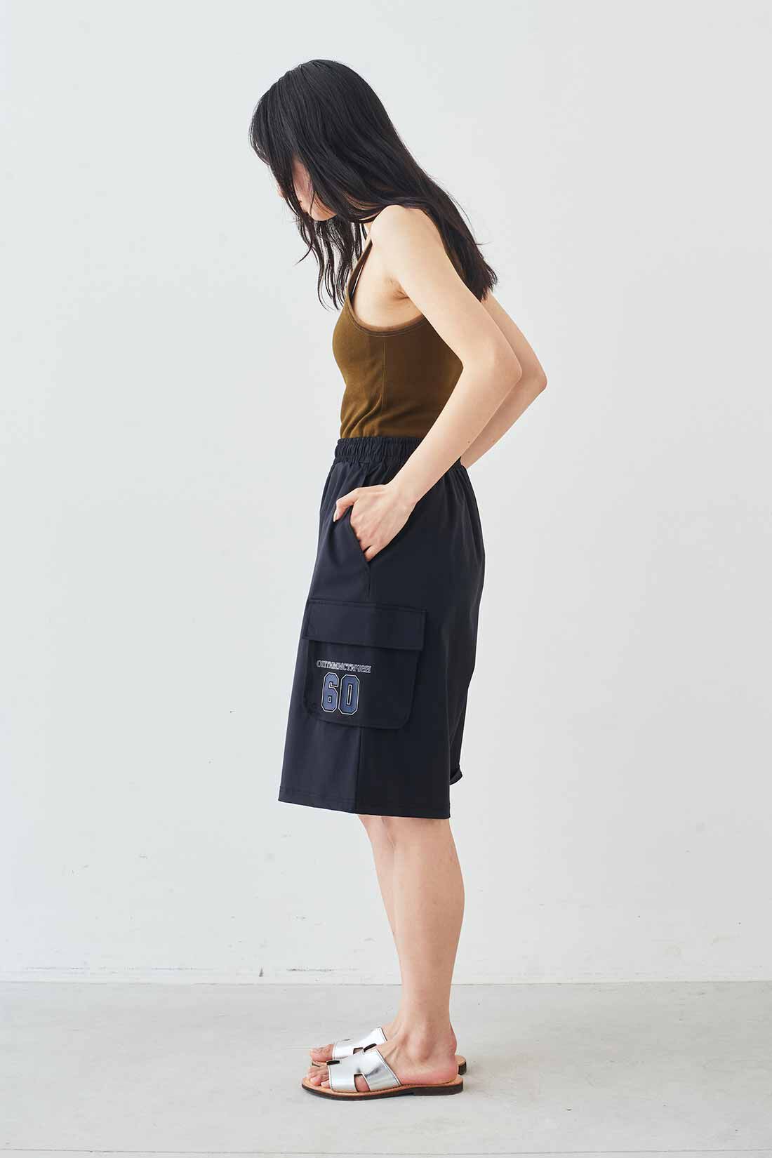 MEDE19F [メデ・ジュウキュウ]|MEDE19F　ラッシュガード素材でつくったミリタリーショーツ〈ブラック〉|モデル身長：163cm　着用サイズ：M