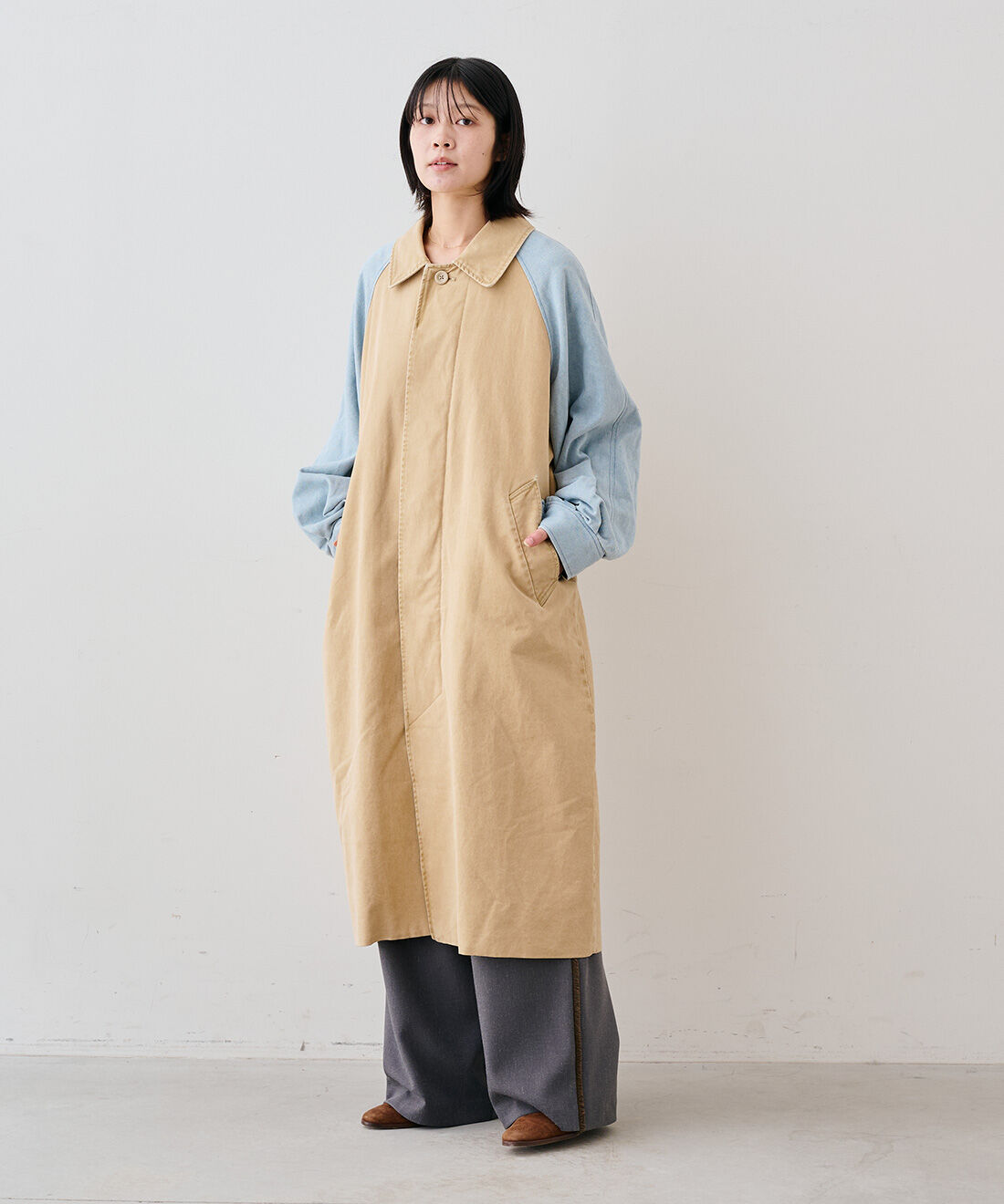 MEDE19F [メデ・ジュウキュウ]|フリンジ遣いのカットオフパンツ〈チャコールグレー〉とプリントリンガーTシャツのコーディネート