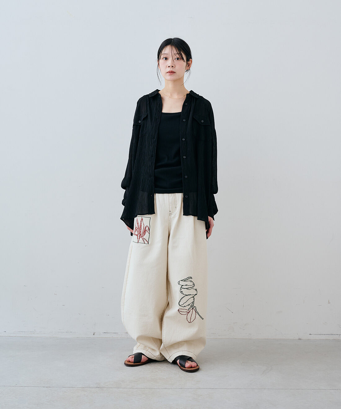 MEDE19F|アート刺繍をほどこした ワイドパンツ〈生成り〉とEDER SHOES 1542 NERO / 13のコーディネート|163cm　size：M