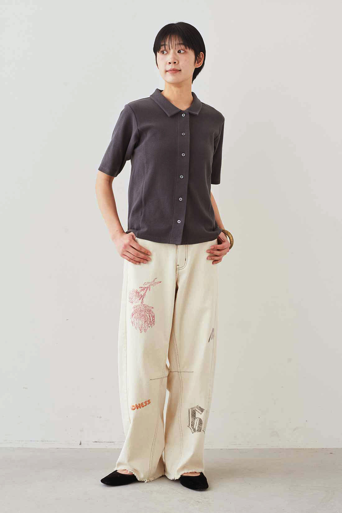 MEDE19F|MEDE19F　刺繍とプリントにこだわったバレルパンツ〈オフホワイト〉|モデル身長：163cm　着用サイズ：M