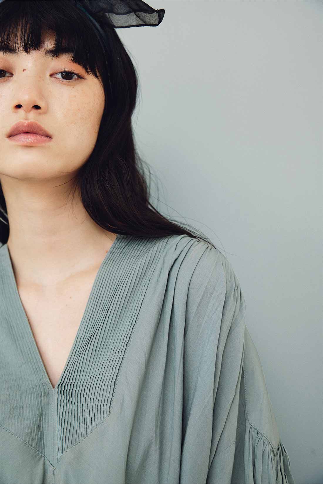 MEDE19F|MEDE19F　〈MADE IN INDIA COLLECTION〉エンブロイダリーコットンワンピース|「華やかさと抜け感が両立」衿もとの抜け感ですっきり着られるのも魅力のひとつ。手仕事による細かなピンタックも、ため息ものの美しさ。