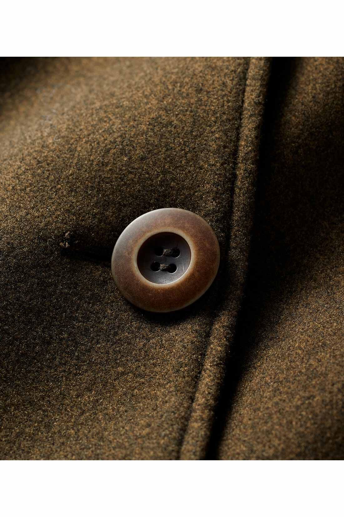 MEDE19F|MEDE19F　合皮を合わせたメルトン調ミリタリーコート〈カーキ〉|あえて褪せて仕上げた、存在感のあるボタン。