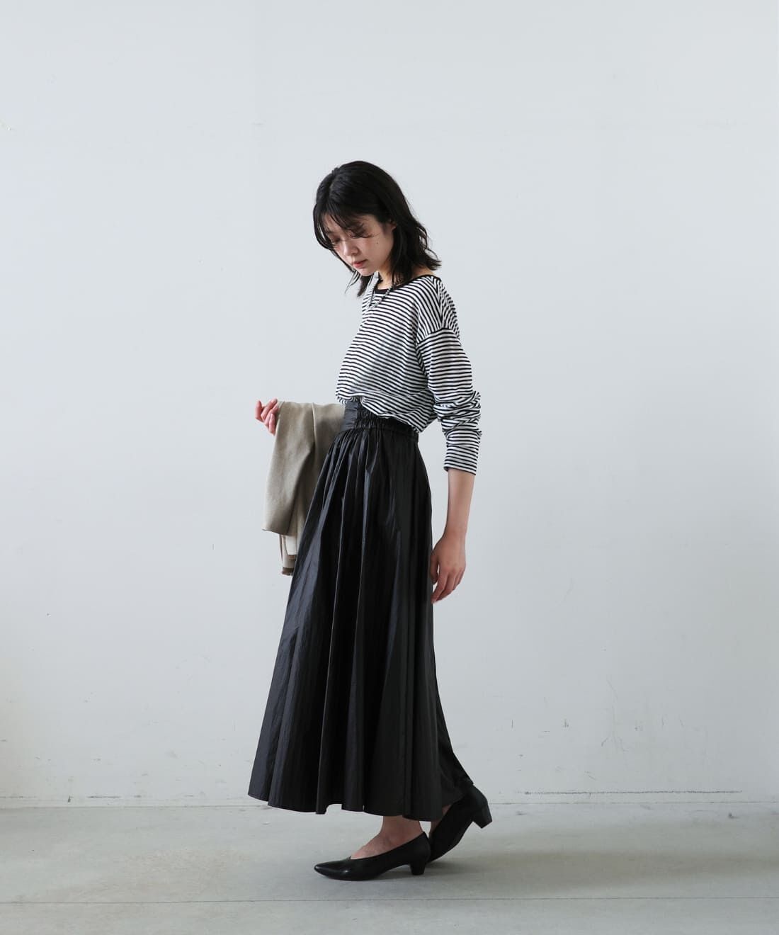 MEDE19F|フリンジ遣いのリラックス ダブルジャケット〈グレージュ〉とシアーボーダーカットソーとコーティング素材 ギャザースカートのコーディネート