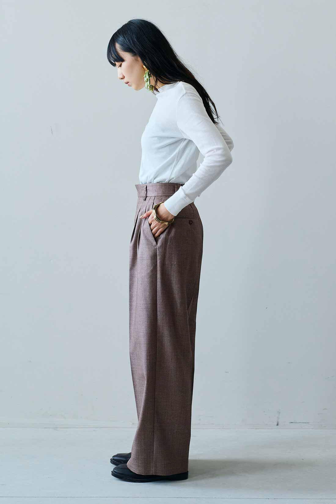 MEDE19F|MEDE19F　シャークスキンのリラックスワイドスラックス〈グレーベージュ〉|モデル身長：163cm　着用サイズ：M