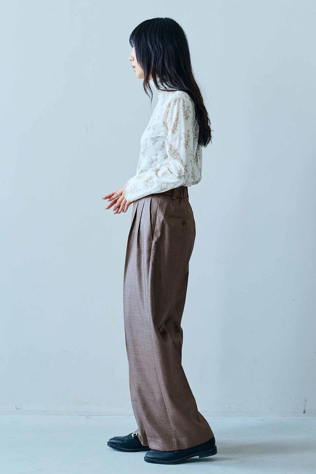 MEDE19F|MEDE19F　シャークスキンのリラックスワイドスラックス〈グレーベージュ〉|モデル身長：163cm　着用サイズ：M