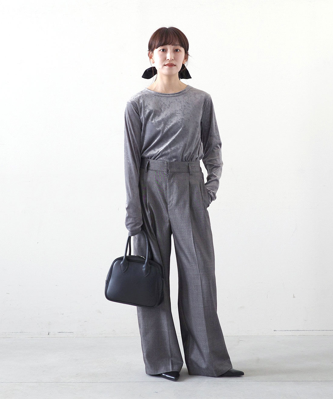 MEDE19F|クラッシュべロア調 トップスの会とクラッシュべロア調 トップスの会とビッグシュシュ〈ブラック〉のコーディネート|モデル身長： 156cm　Mサイズ着用