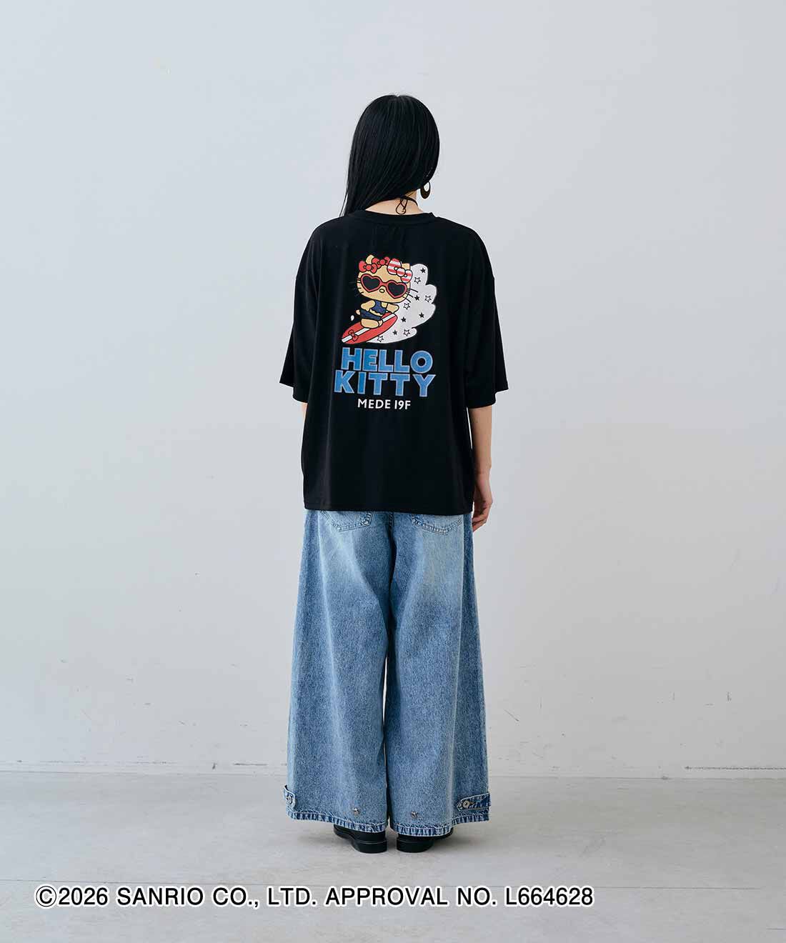 MEDE19F|HELLO KITTY トコナツを感じる プリントTシャツ〈ブラック〉とヴィンテージサークルモチーフイヤリングのコーディネート|163cm　size：M