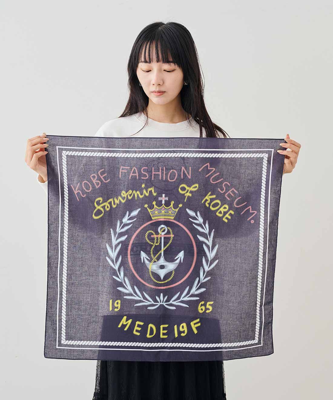 MEDE19F|MEDE19F　神戸ファッション美術館×MEDE19F スーベニアスカーフ〈ネイビー〉