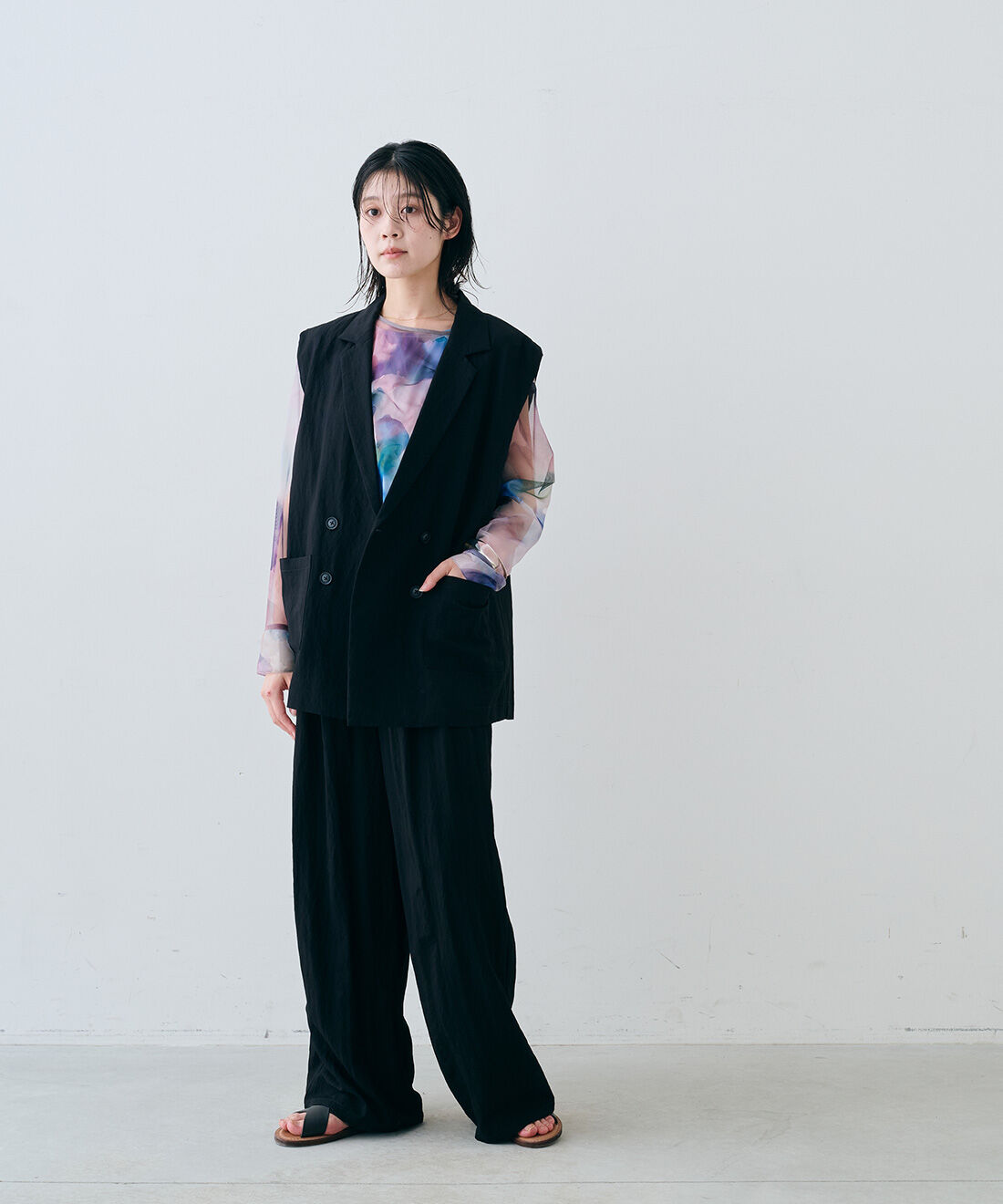 MEDE19F|オーバーサイズ スリーブレスジャケット〈ブラック〉とレーヨン混のシャリ感のあるワイドスラックス〈ブラック〉とEDER SHOES 1542 NERO / 13のコーディネート
