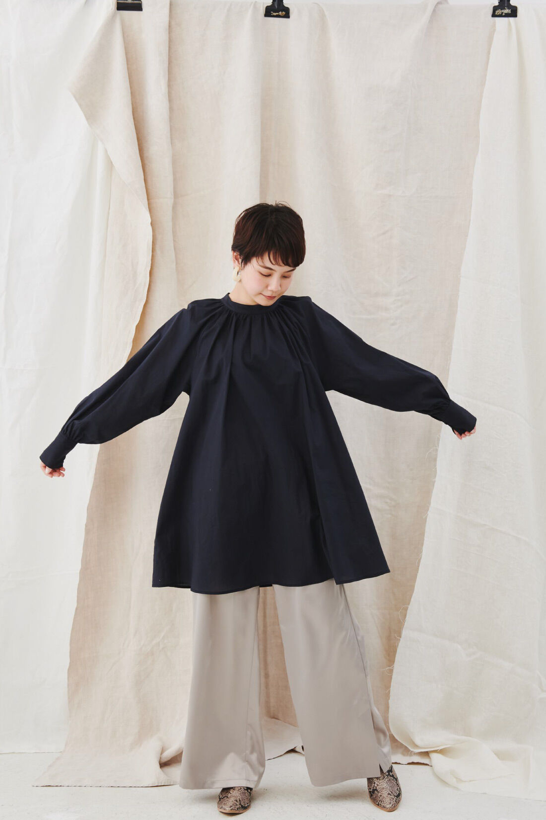 MEDE19F|【WEB限定】MEDE19F　コットンギャザーブラウス〈ネイビー〉|モデル身長：157cm